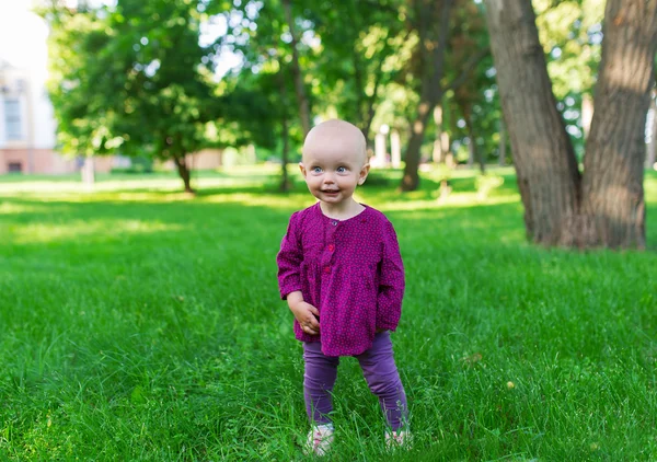 Linda niña en el prado en el día de verano — Foto de Stock