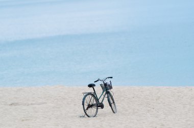 Kumlu sahilde sepeti ile Bisiklet park.