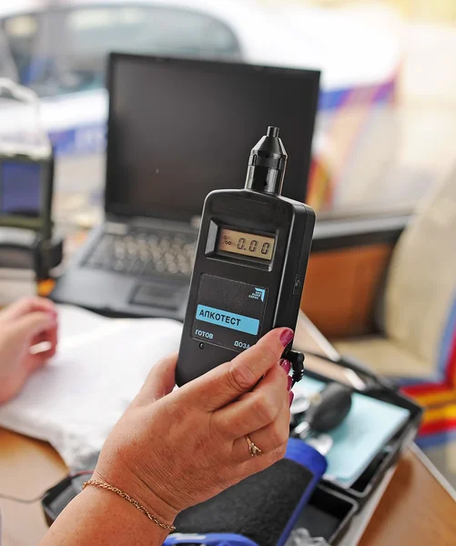 Breathalyzer tıbbi uzman, bir elinde.