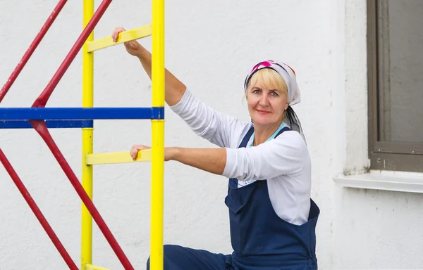 Retrato da mulher no construtor uniforme ao ar livre . — Fotografia de Stock