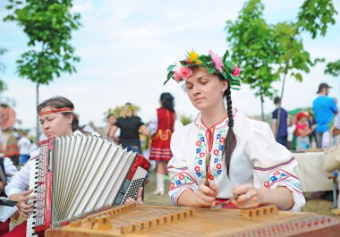 Psaltery ve Rus akordeon.