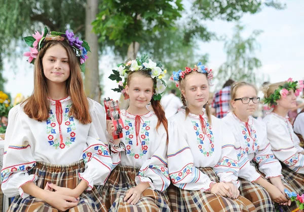 Coro de meninas jovens em ternos nacionais . — Fotografia de Stock