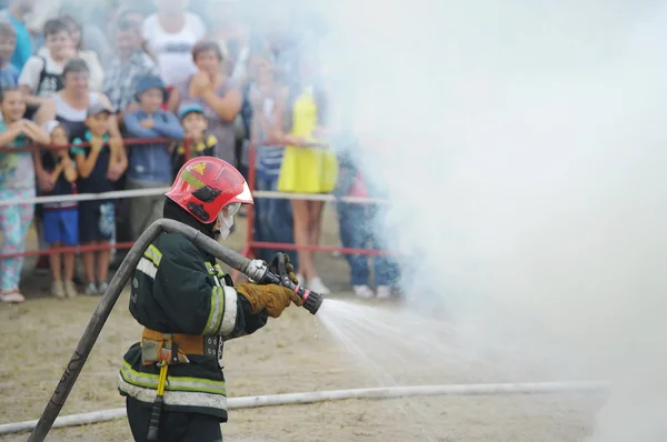 Il pompiere spegne il fuoco . — Foto Stock