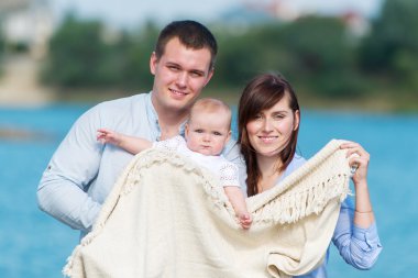 Genç aile yakın bir sonbahar gününde açık göl