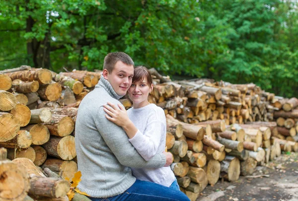 Par embracing på hösten skogen — Stockfoto