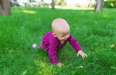 Yeşil çimenlerin üzerinde dinlenme mutlu bebek.