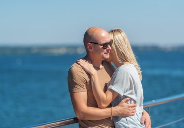 İskele Nehri'nin romantik genç güzel çift ayakta.