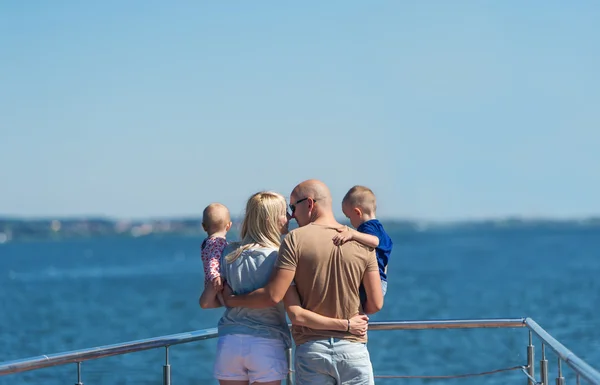 川の桟橋で 4 つの幸せな家族 — ストック写真