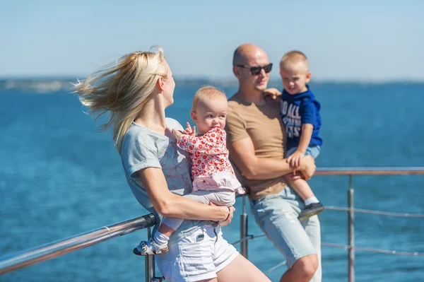 川の桟橋で 4 つの幸せな家族 — ストック写真
