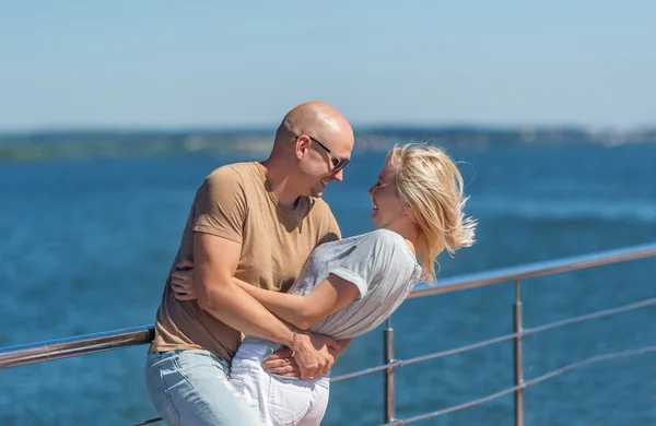 Romantico giovane bella coppia in piedi sul molo del fiume . — Foto Stock