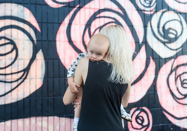 Concepto de familia de moda madre e hija juntos contra la pared colorida . — Foto de Stock