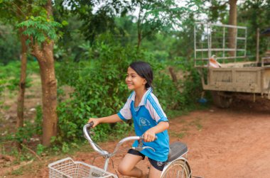 Bilinmeyen çekici kız bir bisiklet ile orman yolda gidiyor. Nha Trang banliyösünde