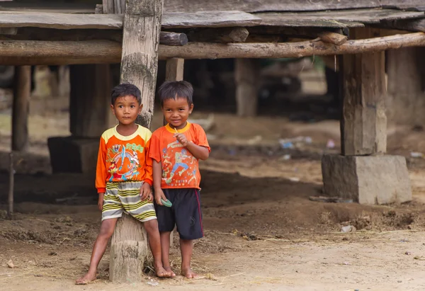 Dos chicos no identificados sonríen para la cámara en el suburbio de Nha Trang . — Foto de Stock