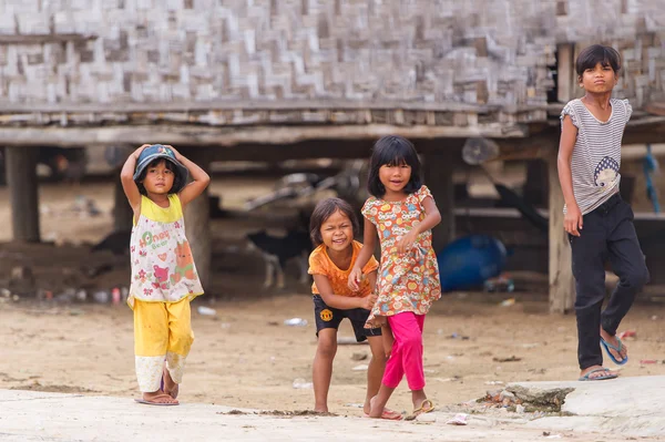Pequeño grupo de niños desconocidos posan para la cámara en el suburbio Nha Trang . — Foto de Stock