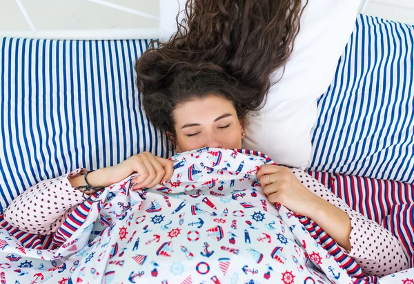 Портрет красивої білої жінки спить на подушці — стокове фото