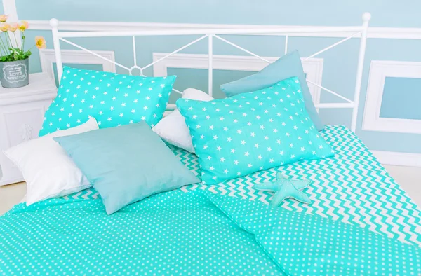 Kissen auf dem Bett in Farbton Schlafzimmer-Design — Stockfoto