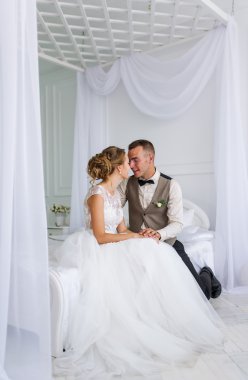 Büyüleyici gelin ve damat yatak odalarında