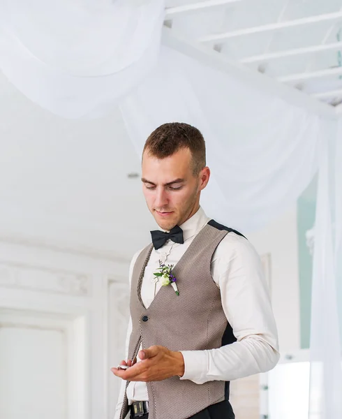 The groom looks at his watch. — Stock Photo, Image