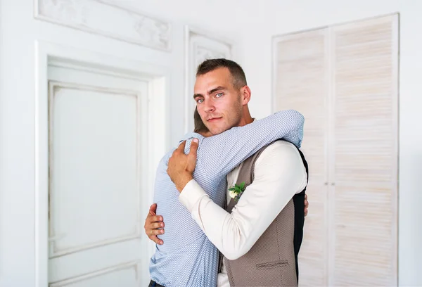 Jonge bruidegom accepteert vriend gefeliciteerd. De twee mannen omarmen — Stockfoto