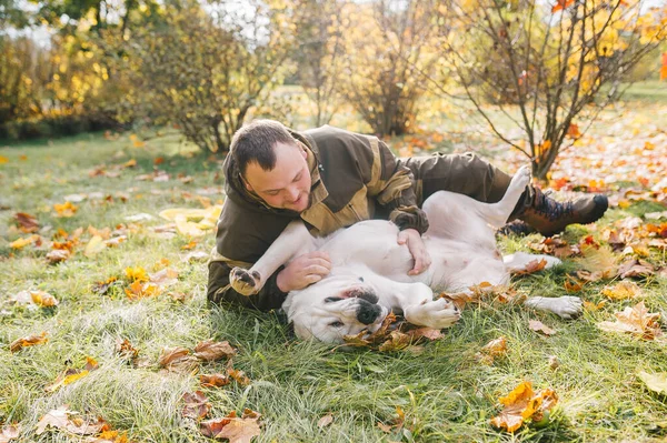 Parkta Köpeğiyle Güneşli Bir Sonbahar Gününün Tadını Çıkaran Bir Adam — Stok fotoğraf