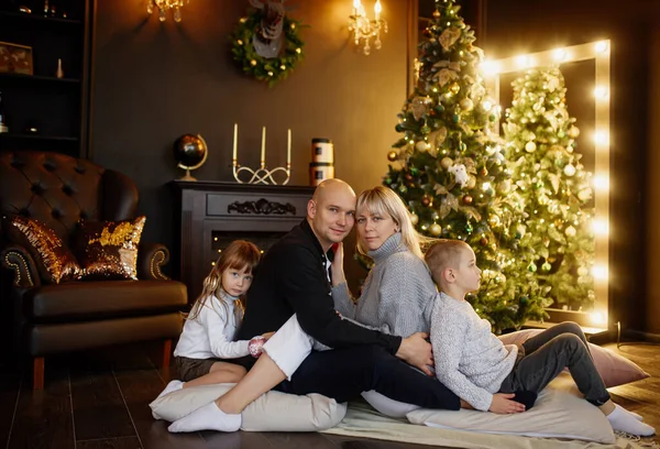 Familia Feliz Cuatro Personas Cerca Decorado Feliz Navidad Felices Hijos — Foto de Stock