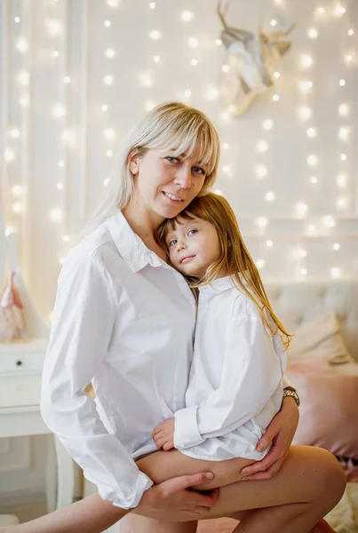 Celebración Año Nuevo Casa Madre Está Posando Con Hija Casa — Foto de Stock