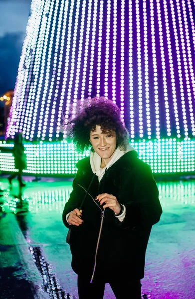 Mulher Atraente Roupa Quente Está Praça Tarde Decorada Com Lanternas — Fotografia de Stock