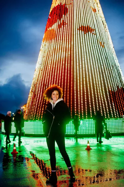 Retrato Jovem Mulher Contra Fundo Uma Árvore Natal Cidade Decorada — Fotografia de Stock