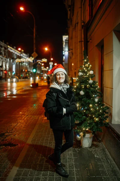 Portrait Une Jeune Fille Extérieur Soir Habiller Vêtements Hiver Chapeau — Photo