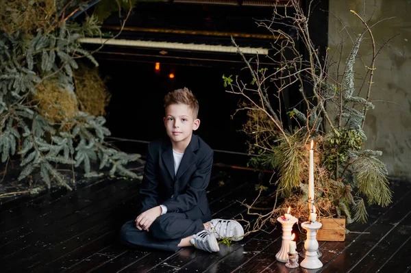 Netter Junge Mit Kerzenständer Sitzt Auf Dem Boden Porträt Vintage — Stockfoto