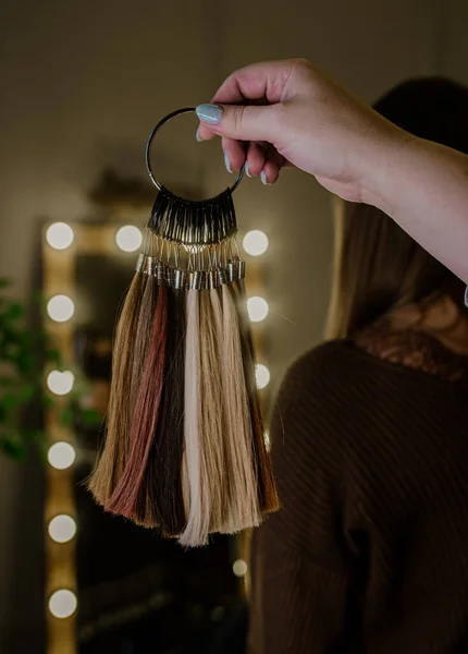 Women Hair Color Women Hands Holds Hair Extension Equipment Natural — Stock Photo, Image