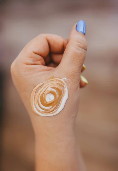 Body Cream Girl Hand Blue Fingernail Closeup — Stock Photo, Image