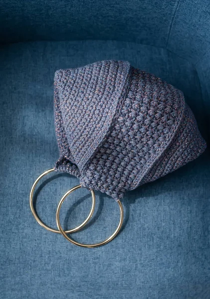 Blaue Stricktasche Handgestrickte Handtasche Mit Zwei Ringen Ansicht Von Oben — Stockfoto