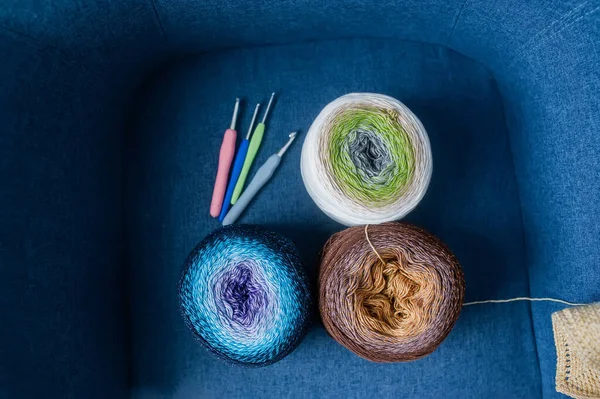 二重の背景に手編みのための色糸のボール 針仕事と工芸の概念 トップ表示 — ストック写真
