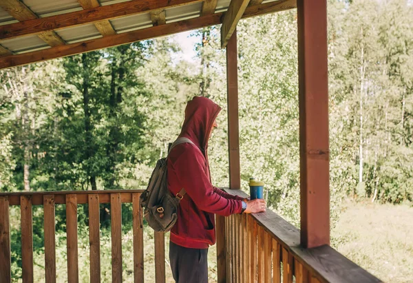 Młody Człowiek Stoi Tarasie Widokowym Lesie Turysta Odpoczywa Przed Wędrówką — Zdjęcie stockowe