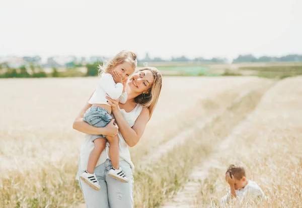 Mamma Håller Liten Leende Flicka Vetefältet Sonen Sitter Bland Veteöronen — Stockfoto