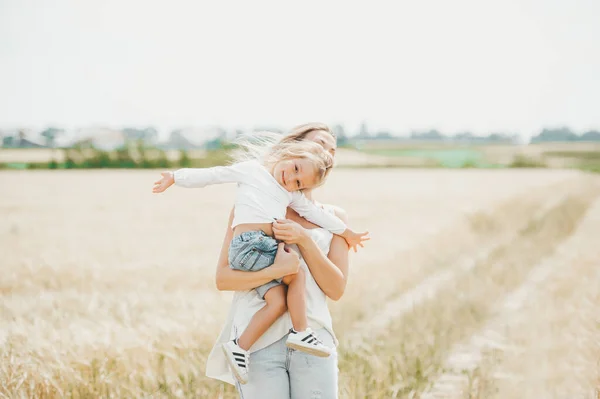 Vacker Ung Mor Och Hennes Dotter Lilla Flicka Vetefältet Solig — Stockfoto