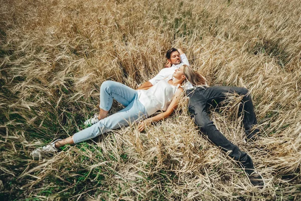 Kafkasyalı Mutlu Çiftin Tarlada Kuru Bir Çimenlikte Uzanırken Romantik Bir — Stok fotoğraf