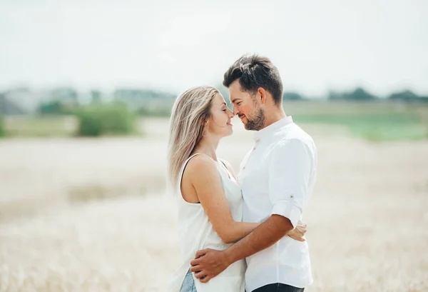 Stijlvol Modern Koppel Zoenen Een Tarweveld Een Jonge Vrouw Knuffelt Stockafbeelding