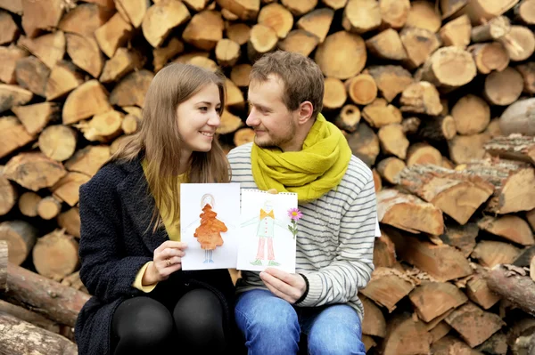 Den unga familjen har hösten park — Stockfoto