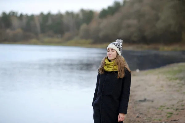 The girl in the autumn wood at the river — Stock Photo, Image