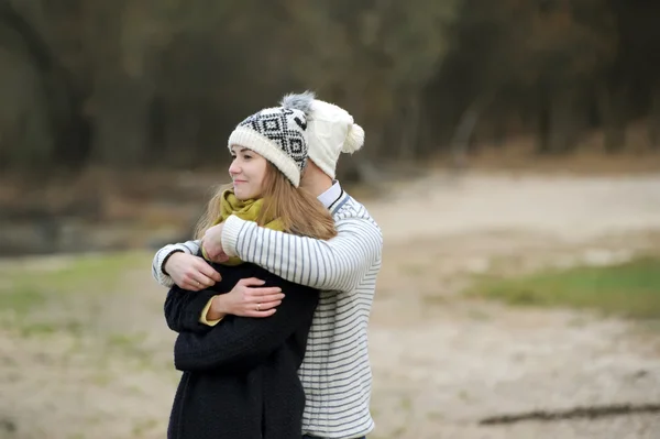 The married couple has a rest at the river — Stock Photo, Image