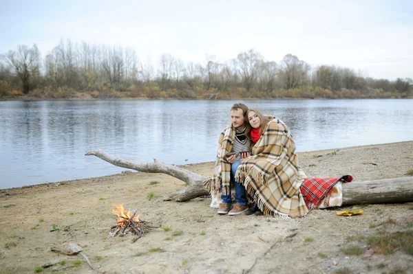 Gift par vid floden under perioden hösten — Stockfoto