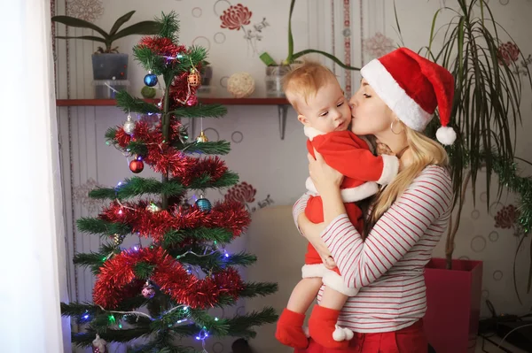 Madre y el niño celebran la Navidad — Foto de Stock