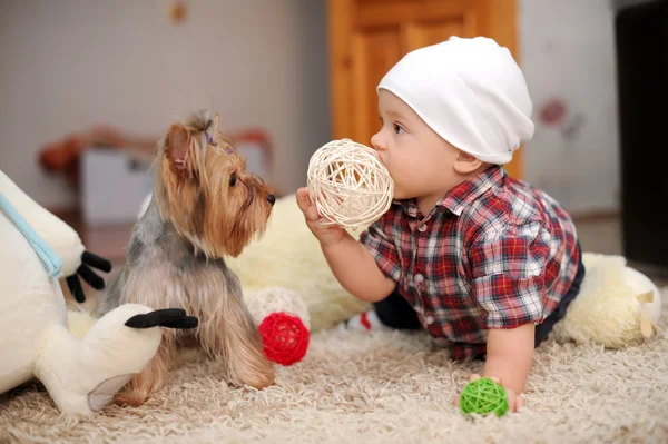 Enfant et chien — Photo