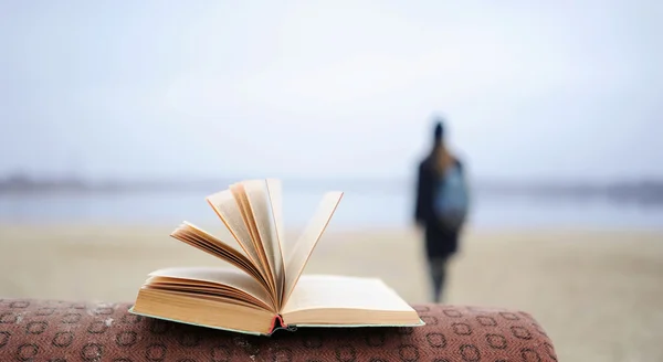kız kitap okur