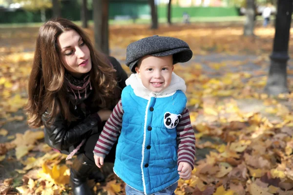 Мать с сыном среди осенней листвы — стоковое фото