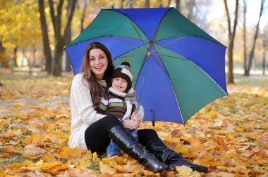 Anne ve çocuk sonbahar Parkta yürümek