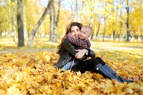 Madre y el niño caminan en el parque de otoño — Foto de Stock