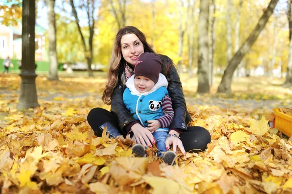 Mother and the kid walk in autumn park — Stock Photo, Image